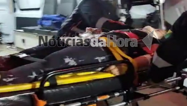 Ciclista se desequilibra ao passar por buraco na AC-40, cai e sofre traumatismo craniano